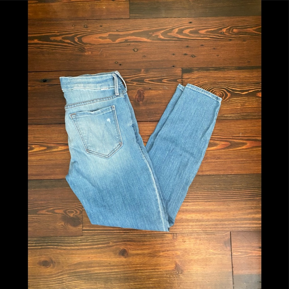 The LOOKER cropped MOTHER distressed jeans 👖